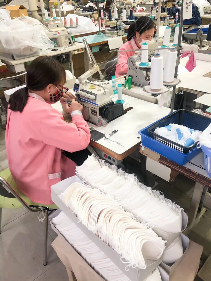 Empresa japonesa está fabricando cubrebocas... usando las copas del bra! - cucharita.xxx