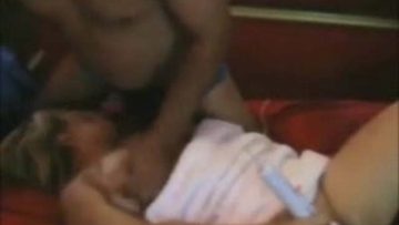 La comadre se masturba y le mama la verga al compadre mientras el esposo los graba