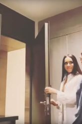 Marian Franco y Yuliett Torres jugandole una broma al repartidor