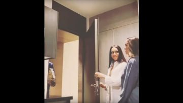 Marian Franco y Yuliett Torres jugandole una broma al repartidor