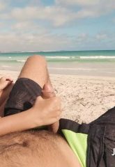 Pareja teniendo sexo oral en una playa