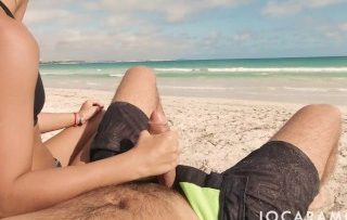 Pareja teniendo sexo oral en una playa