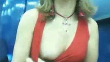 Madurita jariosa enseñando por la webcam en el ciber