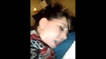 Le dan por el culo a madura y grita