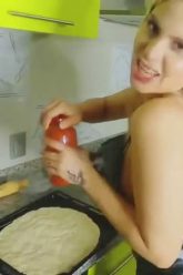 Penny Love nos enseña como se prepara la pizza hot