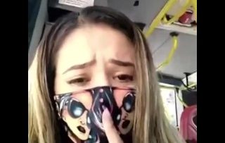 Sara Fun jovencita colombiana masturbándose en el camión