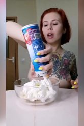 Jovencita pelirroja preparandose un delicioso postre de platano