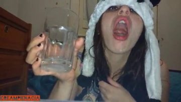 Mi novia recibiendo anal y luego se traga la leche salida de su culo