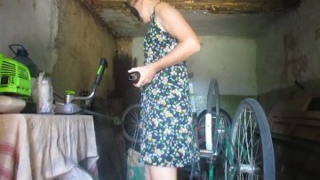 Madre insaciable se calienta y se masturba con una botella