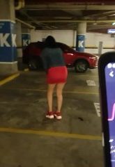 Martina Smith divirtiéndose con un lush en el estacionamiento termina corriéndose
