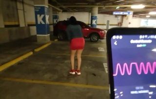 Martina Smith divirtiéndose con un lush en el estacionamiento termina corriéndose