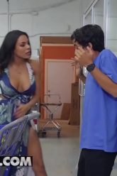 Reality Kings – Ricky Spanish levantándose a la madurita Luna Star en el super