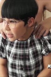 Madurita coreana con lentes cogida por un japones