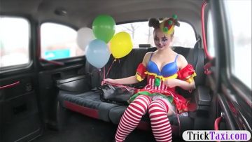 Sexy payasita no trae para pagar el taxi y pues