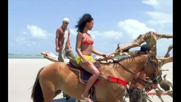Negra montando a caballo en la playa termina en doble penetración