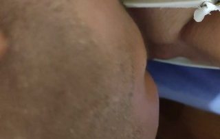 flaquita-rusa-me-la-llevo-al-bano-a-comerme-su-concha