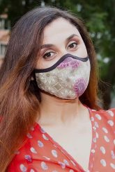 senora-turista-colombiana-pide-ayuda-para-tomarse-fotos-y-es-cogida-por-desconocido