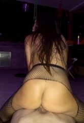 yngr-jovencita-asiatica-vina-sky-recibiendo-su-halloween-vestida-de-policia