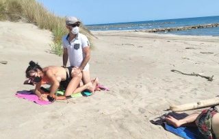 mi-esposa-se-coge-un-desconocido-en-la-playa-mientras-yo-tomo-una-siesta