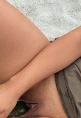 anne-austin-en-su-dia-de-campo-sexual-se-masturbas-con-todas-sus-frutas-hasta-venir