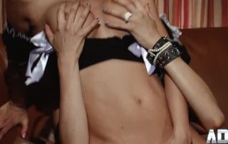 ad4x-jessy-storm-y-hellizabeth-queen-dos-sirvientas-francesas-se-alesbianan-en-el-hotel