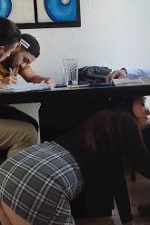 alumnos-aprovechan-que-la-maestra-se-pone-caliente-y-se-la-follan-todos