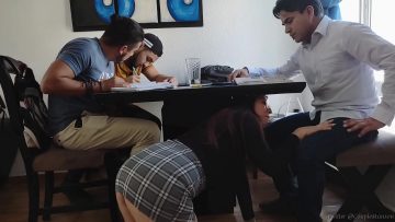 alumnos-aprovechan-que-la-maestra-se-pone-caliente-y-se-la-follan-todos