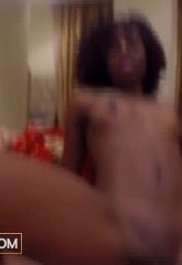 african-casting-sonriente-jovencita-africana-en-su-casting-con-una-verga-blanca