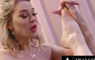 transfixed-emma-rose-profesora-trans-de-yoga-es-sorprendida-cogiendose-a-su-alumna-jewelz-blu